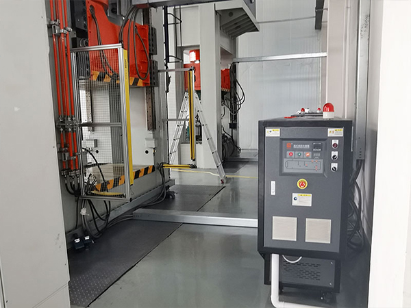 SMC復(fù)合材料模壓電池包殼體生產(chǎn)，選擇SMC模溫機(jī)